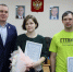Глава района Олег Караваев вручил два жилищных сертификата - Куйбышевский район