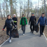 Работники администрации приняли участие в общегородском субботнике